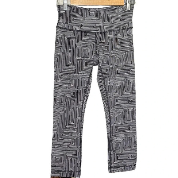 Lululemon Black White Jacquard Maze Wunder Under Crop II Leggings Size 4 - Picture 2 of 12